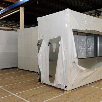 Zone de confinement sécurisée et étanche pour le désamiantage professionnel en milieu industriel ou commercial.