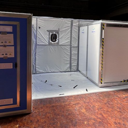 Enceinte de confinement temporaire et hermétique utilisée pour le désamiantage professionnel.