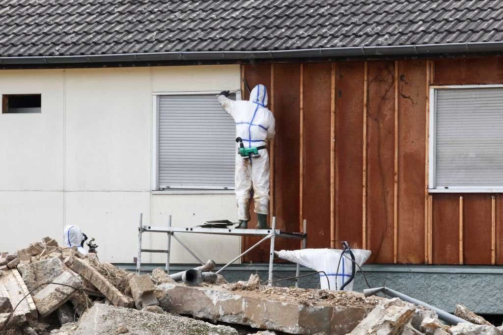 Travaux de désamiantage de façade à Bruxelles – Gevelwerken met asbestverwijdering in Brussel