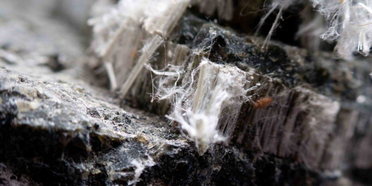 Comment savoir si ma maison contient de l’amiante ? Les signes qui doivent vous alerter